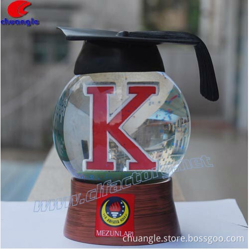 Polyresin souvenir snow globe, make custom yard snow globes photo water ball